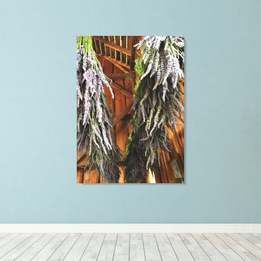 Lavender Hanging in een Barn Canvas Afdruk (Insitu (Houten vloer))