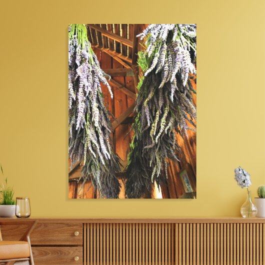 Lavender Hanging in een Barn Canvas Afdruk (Insitu (Woonkamer))