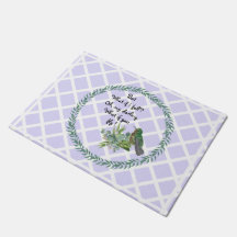 Lavender Hummingbird lekt doormat