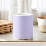 Lavender Paars Girly Script Monogram Name Modern Koffiemok<br><div class="desc">Lavender Paarse monogram,  Coffee Cup of Mok. Dit maakt de perfecte liefhebbende 16 verjaardag,  bruiloft,  vrijgezellenfeest,  verjaardagsdag,  baby shower of vrijgezellenfeest voor iemand die van luxe glam en stijl houdt.</div>