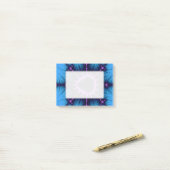Lavender Paars Mandelbrot Cross op Blue Post-it® Notes (Op bureau)