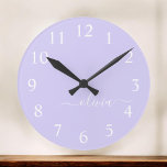 Lavender Paars Modern Script Girly Monogram Naam Grote Klok<br><div class="desc">Lavender Paarse Eenvoudige Manuscript de naamklok van het Monogram. Dit maakt de perfecte liefhebbende 16 verjaardag,  bruiloft,  vrijgezellenfeest,  verjaardagsdag,  baby shower of vrijgezellenfeest voor iemand die van luxe glam en stijl houdt.</div>