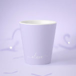 Lavender Paars Modern Script Girly Monogram Naam Latte Mok<br><div class="desc">Lavender Paars Simple Script Monogram Name Latte Coffee Cup Mok. Dit maakt de perfecte liefhebbende 16 verjaardag,  bruiloft,  vrijgezellenfeest,  verjaardagsdag,  baby shower of vrijgezellenfeest voor iemand die van luxe glam en stijl houdt.</div>