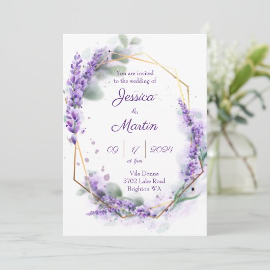 Lavender paarse trouwuitnodiging kaart (Staand voorkant)