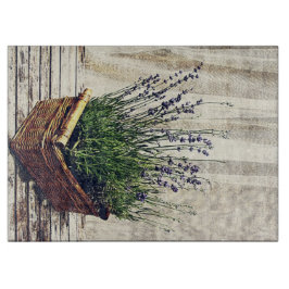 lavender pardon bloemen in een mand snijplank