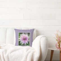LAVENDER-PINK EN WHITE DAHLIA OP GRAPE BKGRND