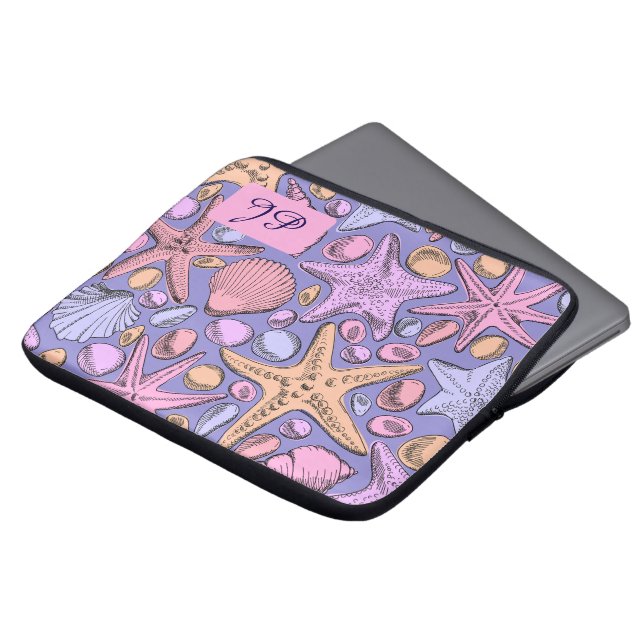 Lavender Seashell Initial Laptop Sleeve (Voorkant top)