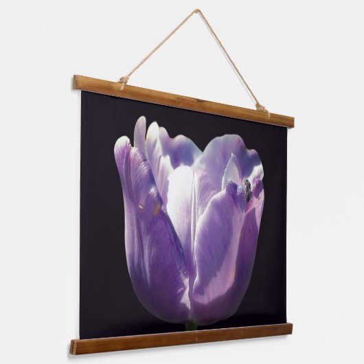 Lavender Tulip With Tiny Bee Close Up Hangend Wandkleed (Gebogen)