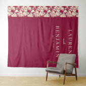 Lavish Crimson Blooms Wedding Wandkleed (In Situ (horizontaal))