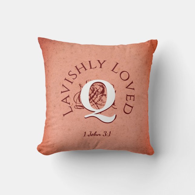 LAVISHLY LOVED Monogram PEACH Kussen (Voorkant)