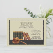 Law Books en Gavel Afstuderen Invitation Kaart (Staand voorkant)