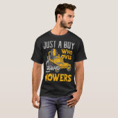 Lawn Mowing Gewoon een jongen die van Mowers Garde T-shirt (Voorkant volledig)