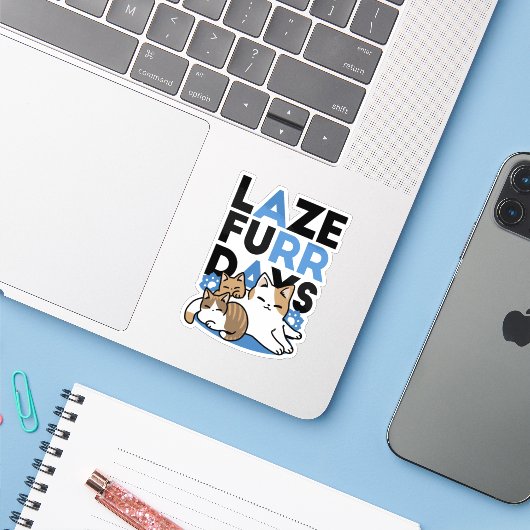 Laze Furr Days - Schattige Lazy Cats Design Sticker (Laptop met iPhone)