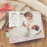 Lazo Navideño | Feliz Navidad Tarjeta con Foto Feestdagenkaart<br><div class="desc">De hoofdplaats is Celebre esta temporada con nuestra tarjeta de navidad personalizada. Este diseño minimalista y moderno muestra su foto favorita como fondo, con un delicado recuadro blanco en forma de etiqueta en la esquina superior izquierda. Un lazo rojo dibujado a mano envuelve elegantemente el año en su interieur, "Feliz...</div>