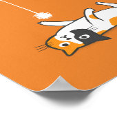 Lazy Calico Cat met Speelgoed | Funny Kitty Cat Poster (Hoek)