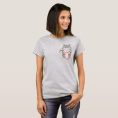 Lazy Cat in Pink Pocket – Cute Coffee Lover  T-shirt (Voorkant volledig)