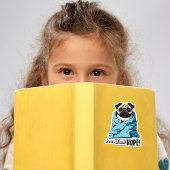 Lazy Pug opgeknuffeld in een deken Sticker
