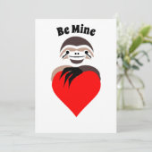 Lazy Sloth Hugging a Red Love Heart Feestdagenkaart (Staand voorkant)