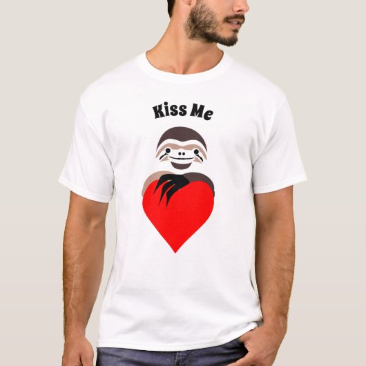 Lazy Sloth Hugging a Red Love Heart T-shirt (Voorkant)