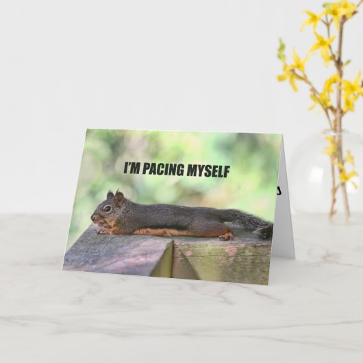 Lazy Squirrel Foto Kaart (Gele Bloem)