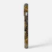 Le Shantesa Baroque Monogram iPhone 15 Case (Linkerkant)