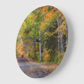 Leaf Strewn Gravel Road met Autumn Color Grote Klok (Hoek)