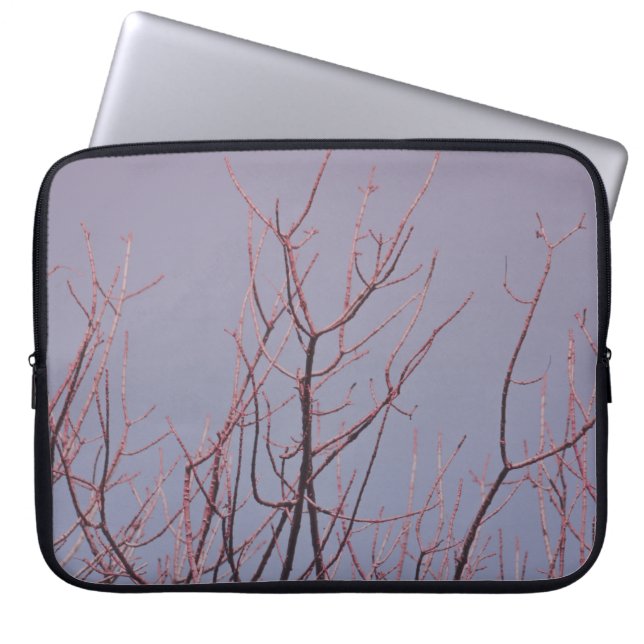 LEAFLESS TREE ONDER WITTE SKY LAPTOP SLEEVE (Voorkant)