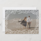 Leafy Minimal Moderne Calligrafie Foto met 2 knopp Save The Date (Voorkant)