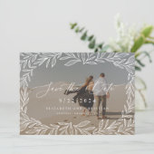 Leafy Minimal Moderne Calligrafie Foto met 2 knopp Save The Date (Staand voorkant)