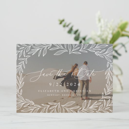 Leafy Minimal Moderne Calligrafie Foto met 2 knopp Save The Date (Staand voorkant)