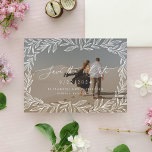 Leafy Minimal Moderne Calligrafie Foto met 2 knopp Save The Date<br><div class="desc">Deze elegant sparen de datum kenmerkt moderne typografie met een hand-getrokken blad lijst. Er is een transparante bekleding de foto om de tekst en het kunstwerk te benadrukken om deze blik te vestigen. Om verder aan te passen,  gebruik de het uitgeven hulpmiddelen.</div>