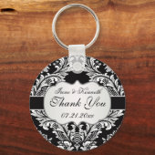 Leafy white damask patroon op een zwarte bruiloft sleutelhanger (Voorkant)