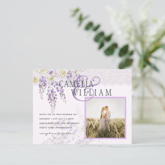 LeahG Paarse Wisteria Modern Floral Wedding Briefkaart (Staand voorkant)