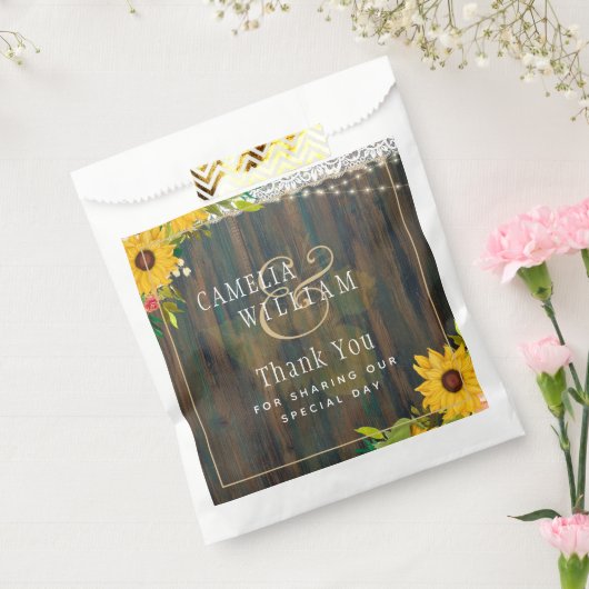 LeahG Rustieke Zonnebloemen Kant Lichtjes Houten B Bedankzakje (Gezegeld)