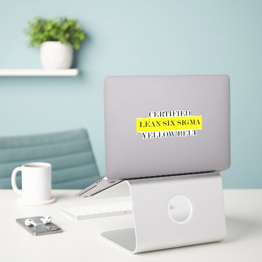 Lean Six Sigma Yellow Belt Sticker (Laptop op bureau)