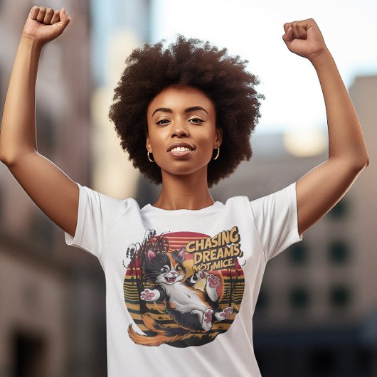 Leaping Feline Elegance Chasing dromen niet muizen T-shirt