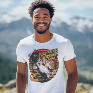 Leaping Feline Elegance Chasing dromen niet muizen T-shirt