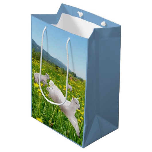 Leaping Lamb Pasen Medium Cadeauzakje (Voorkant Gekanteld)