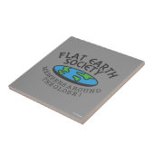 Leden van de Flat Earth Society rond de Wereldbol Tegeltje (Zijkant)