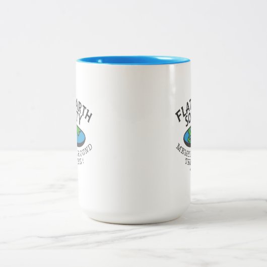 Leden van de Flat Earth Society rond de Wereldbol Tweekleurige Koffiemok (Center)