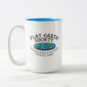 Leden van de Flat Earth Society rond de Wereldbol Tweekleurige Koffiemok (Links)