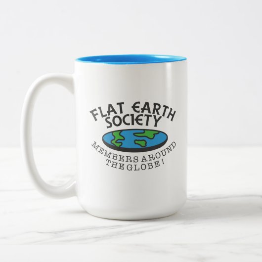 Leden van de Flat Earth Society rond de Wereldbol Tweekleurige Koffiemok (Links)