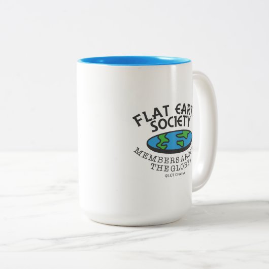 Leden van de Flat Earth Society rond de Wereldbol Tweekleurige Koffiemok (Voorkant rechts)
