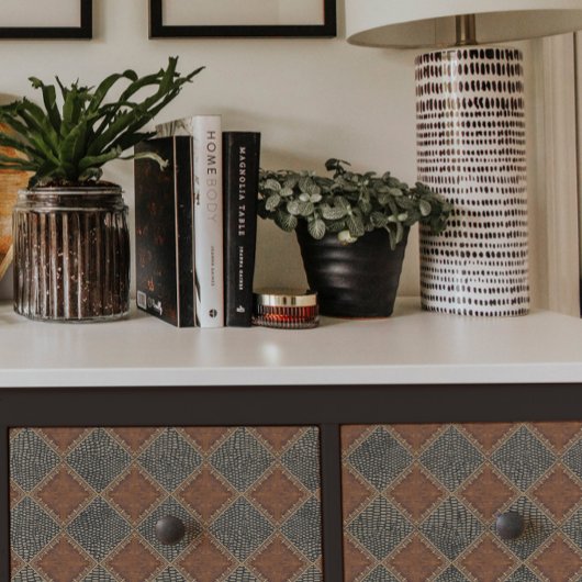 lederen goudslang met zwarte huidontkoppeling tissuepapier