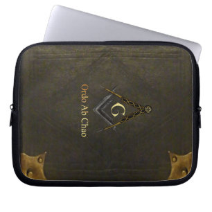 Lederen rond boek met vierkant en kompas laptop sleeve