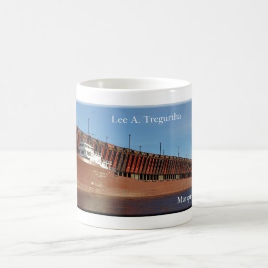 Lee A. Tregurtha Marquette mok (Center)