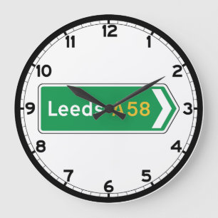Leeds, UK Road Sign Grote Klok