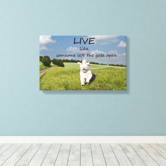 Leef alsof iemand het Gate Open Canvas Poster heef (Insitu (Houten vloer))
