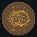 Leef door de zon liefde door de maan ronde sticker<br><div class="desc">Leef bij de zonliefde door de maan Gift. Perfect gift voor je vader,  moeder,  papa,  mannen,  vrouwen,  vriend en familieleden op de dag van de Thanksgiving,  kerstdag,  Moederdag,  vaderdag,  4 juli,  1776 Onafhankelijke dag,  Veteranendag,  Halloween Dag,  Patrick's Day</div>