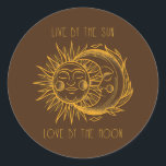 Leef door de zon liefde door de maan ronde sticker<br><div class="desc">Leef bij de zonliefde door de maan Gift. Perfect gift voor je vader,  moeder,  papa,  mannen,  vrouwen,  vriend en familieleden op de dag van de Thanksgiving,  kerstdag,  Moederdag,  vaderdag,  4 juli,  1776 Onafhankelijke dag,  Veteranendag,  Halloween Dag,  Patrick's Day</div>